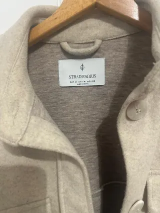 Chaqueta Stradivarius beige entretiempo. 