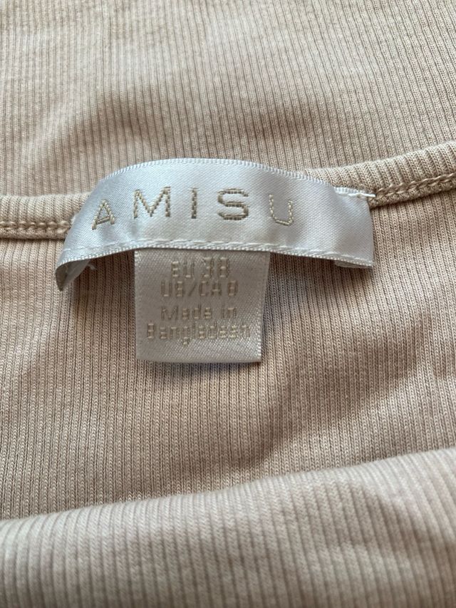 Vestido beige con abertura lateral