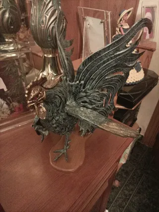 Figura de bronce gallo decorativo