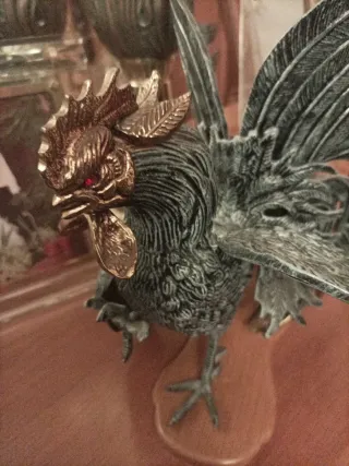 Figura de bronce gallo decorativo