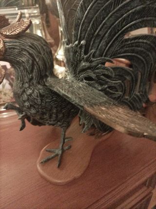 Figura de bronce gallo decorativo