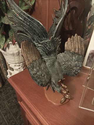 Figura de bronce gallo decorativo