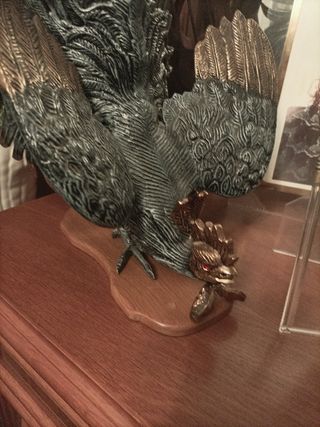 Figura de bronce gallo decorativo