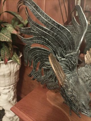 Figura de bronce gallo decorativo