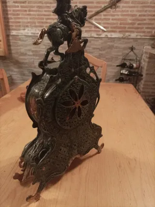 Figura de bronce gallo decorativo