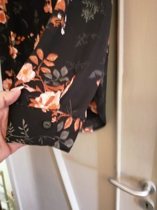 Camicia floreale leggera nera e rosa