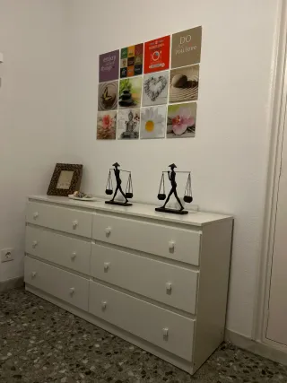 Cómoda blanca de madera