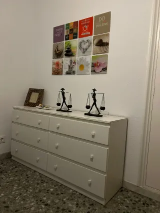 Cómoda blanca de madera