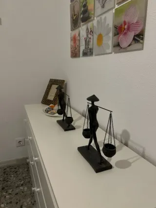 Cómoda blanca de madera