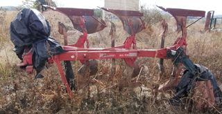 Arado trisurco agrícola