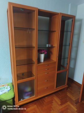 Mueble de salón madera con vitrina