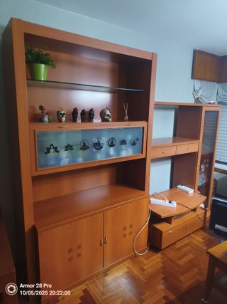Mueble de salón madera con vitrina