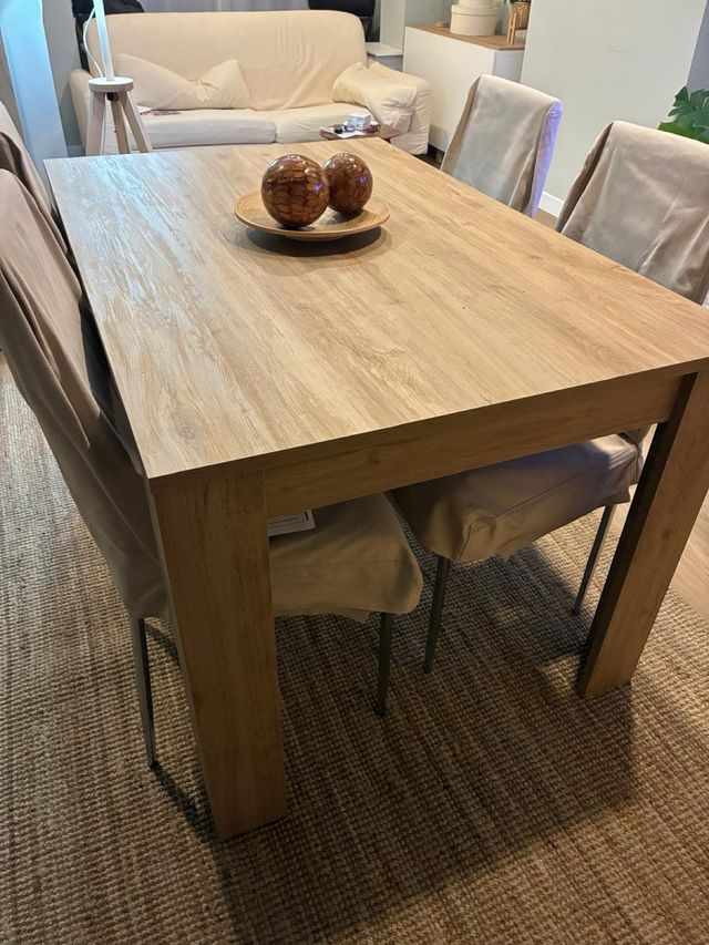 Mesa de comedor de madera