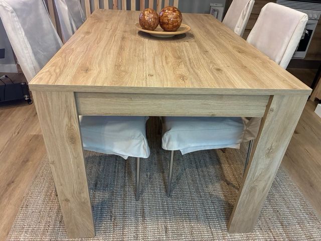 Mesa de comedor de madera