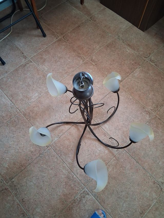 Lámpara de techo de metal y cristal. Bien conserva