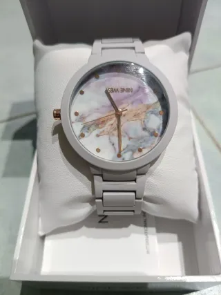 Reloj Nine West Multicolor y morado.