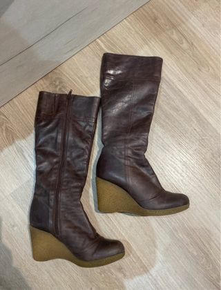 Botas de piel marrones con cuña de goma.