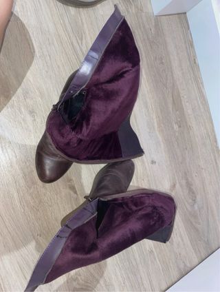 Botas de piel marrones con cuña de goma.