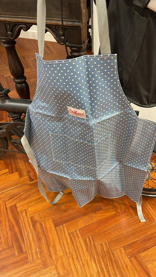 Delantal infantil Cath Kidston lunares