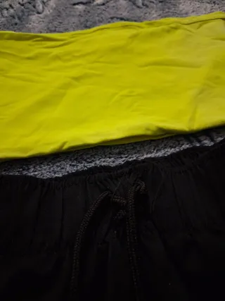 Conjunto deportivo negro y amarillo
