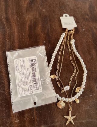 Collana perle e oro con ciondoli