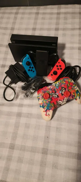 Nintendo Switch modelo Clasico Azul y Rojo