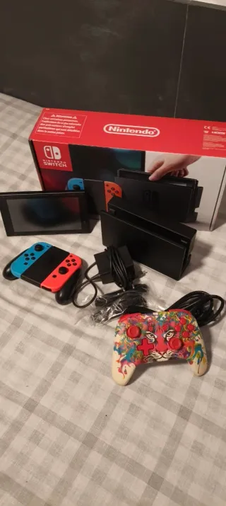 Nintendo Switch modelo Clasico Azul y Rojo