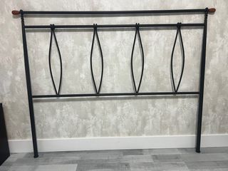 Cabecero de forja negro y madera