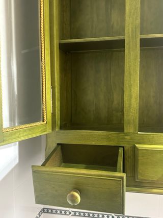 Espejo de baño de madera y vitrina a juego