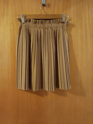 Falda plisada marrón