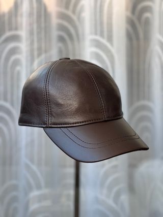 Gorra de piel marrón