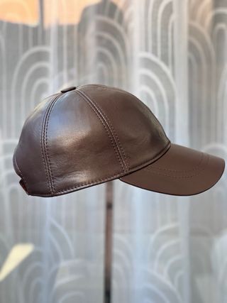 Gorra de piel marrón