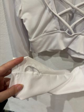 Top deportivo blanco espalda cruzada