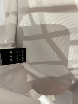 Top deportivo blanco espalda cruzada