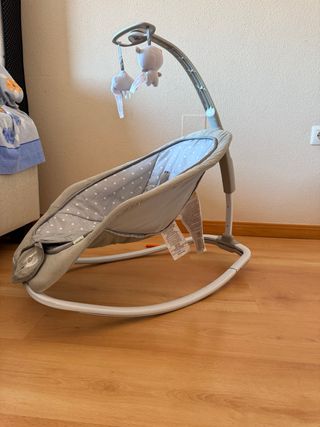 Mecedora bebé gris con juguetes