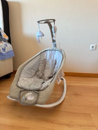 Mecedora bebé gris con juguetes