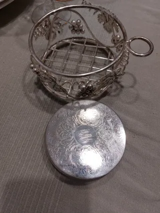 Cesta y posavasos de metal plateado