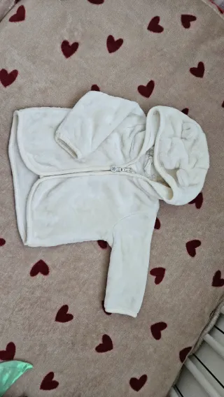 Chaqueta bebé peluche con capucha