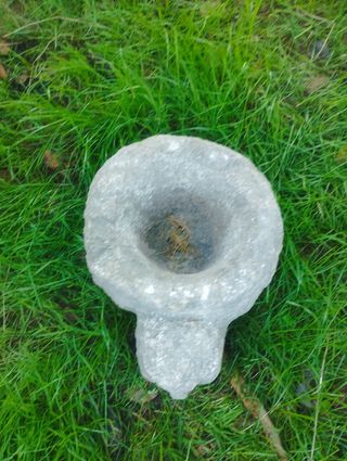 Pila Rústica de Granito con Cara Tallada 31cm