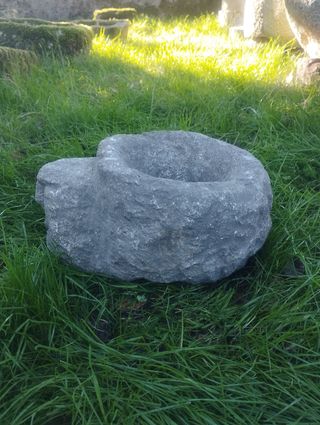 Pila Rústica de Granito con Cara Tallada 31cm