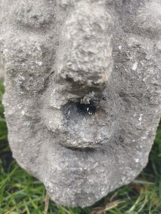 Pila Rústica de Granito con Cara Tallada 31cm