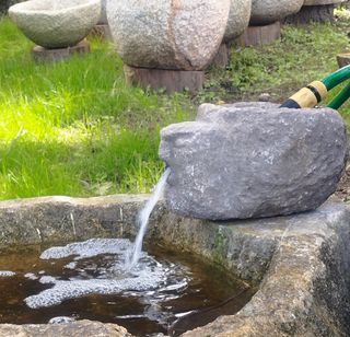 Pila Rústica de Granito con Cara Tallada 31cm