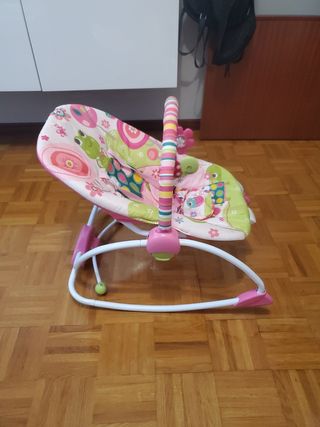 Mecedora para bebé con arco de juegos