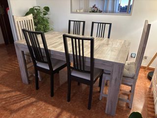 Mesa comedor extensible y 4 sillas negras. 
