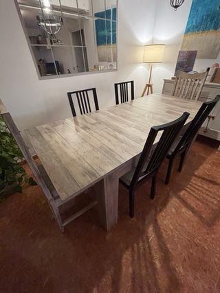Mesa comedor extensible y 4 sillas negras. 
