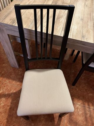 Mesa comedor extensible y 4 sillas negras. 
