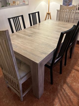 Mesa comedor extensible y 4 sillas negras. 