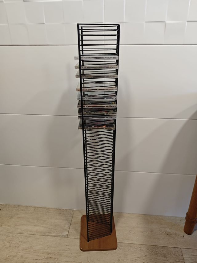 Porta CDs de aluminio negro y madera