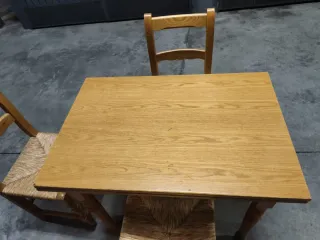 Mesa de cocina y 4 sillas de madera