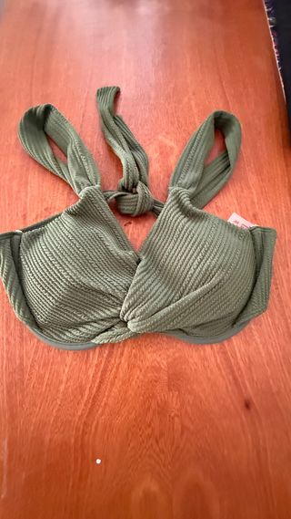 Bikini verde nuevo  (solo parte de arriba)